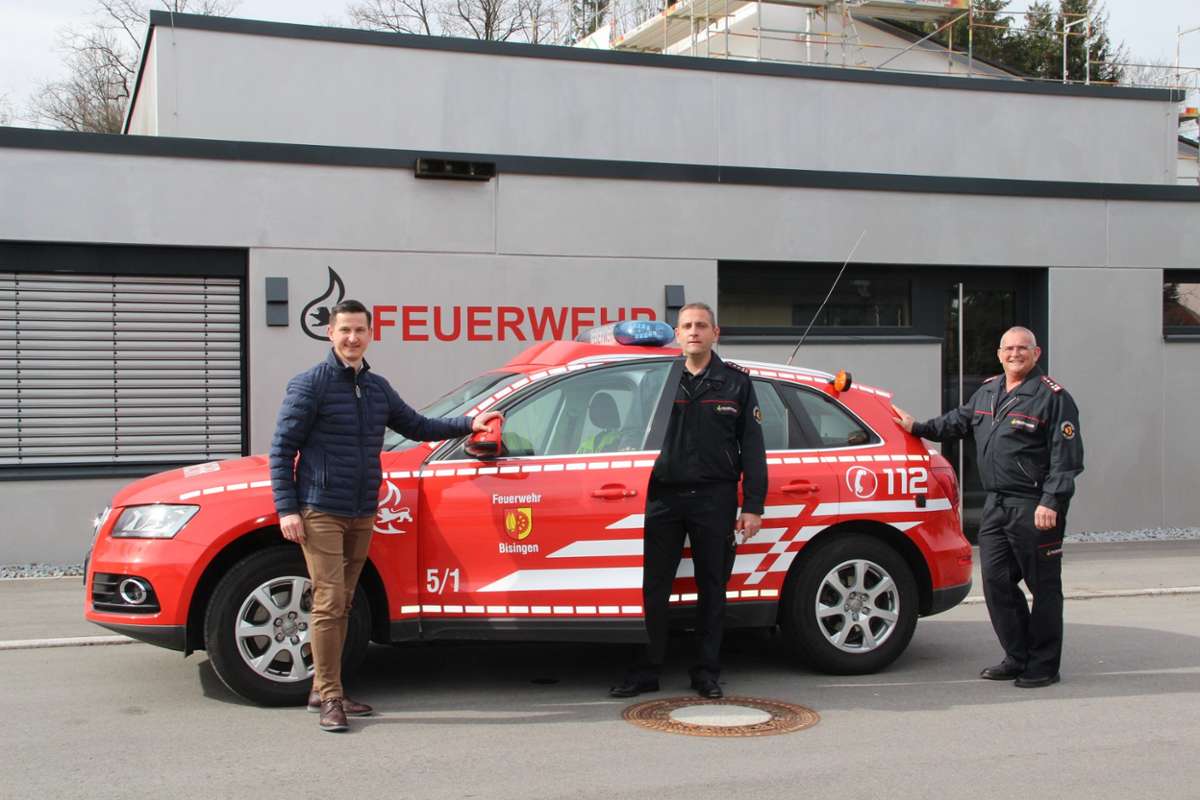 Bürgermeister Roman Waizenegger übergibt das neue Feuerwehrauto an Marc Mayer und Dieter Fecker.Foto: Wahl