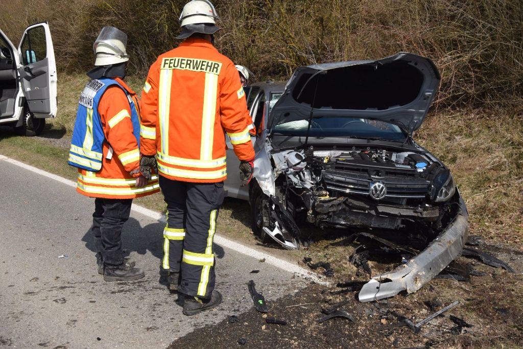 Die Autofahrerin, die sich bei dem Unfall schweren Verletzungen zuzog, wurde von der Feuerwehr Löffingen aus ihrem Wagen befreit.