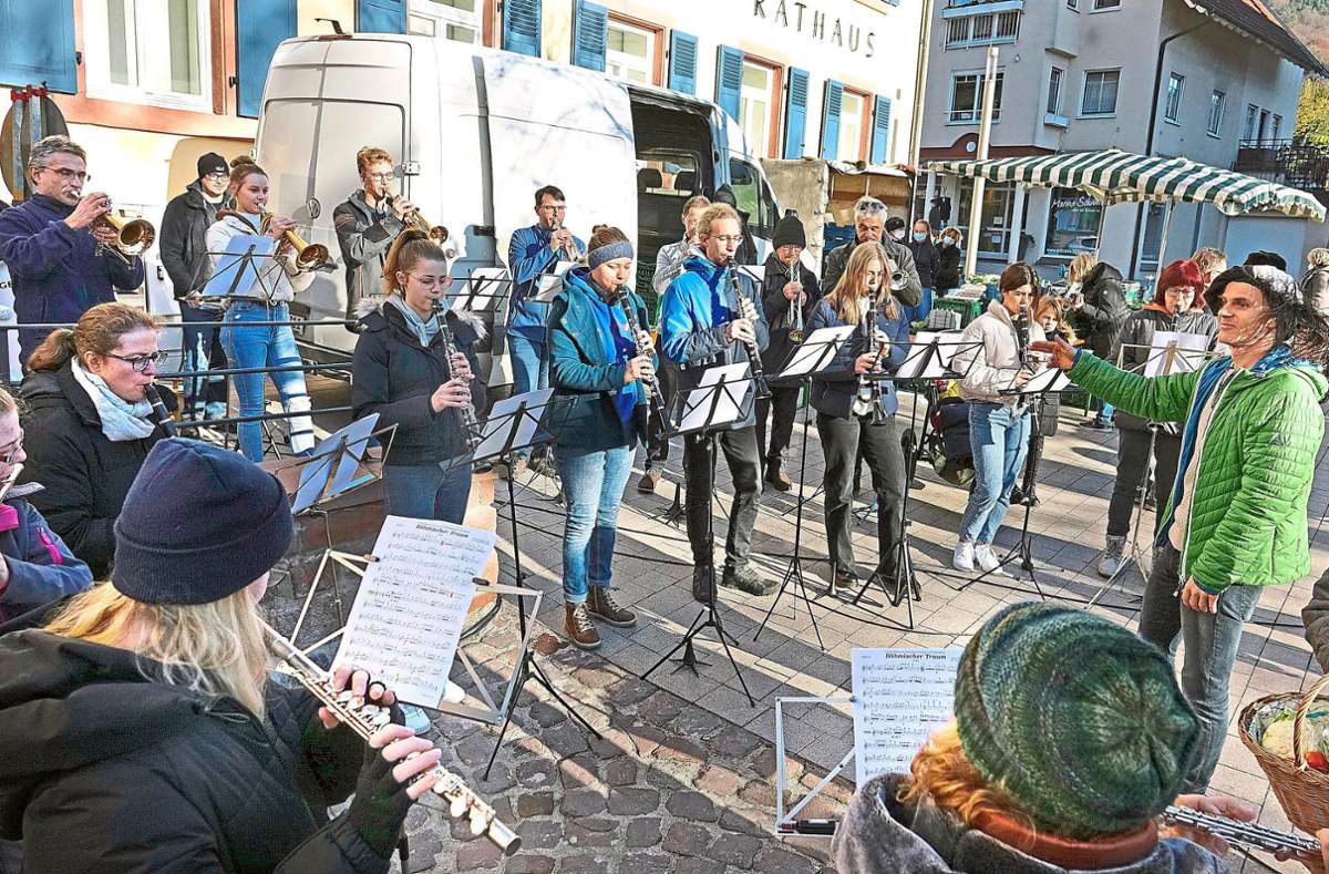 Für musikalische Unterhaltung sorgte der Seelbacher Musikverein auf dem Bauernmarkt. Quelle: Unbekannt