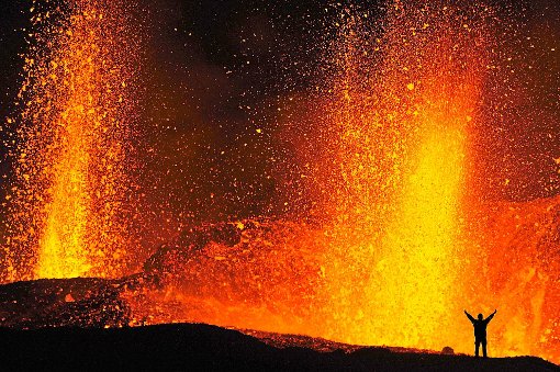 Ein Mensch steht vor einem feuerspeienden Vulkan: Carsten Schmidt berichtet über seine Exkursionen in Balingen.  Foto: Schmidt Foto: Schwarzwälder-Bote