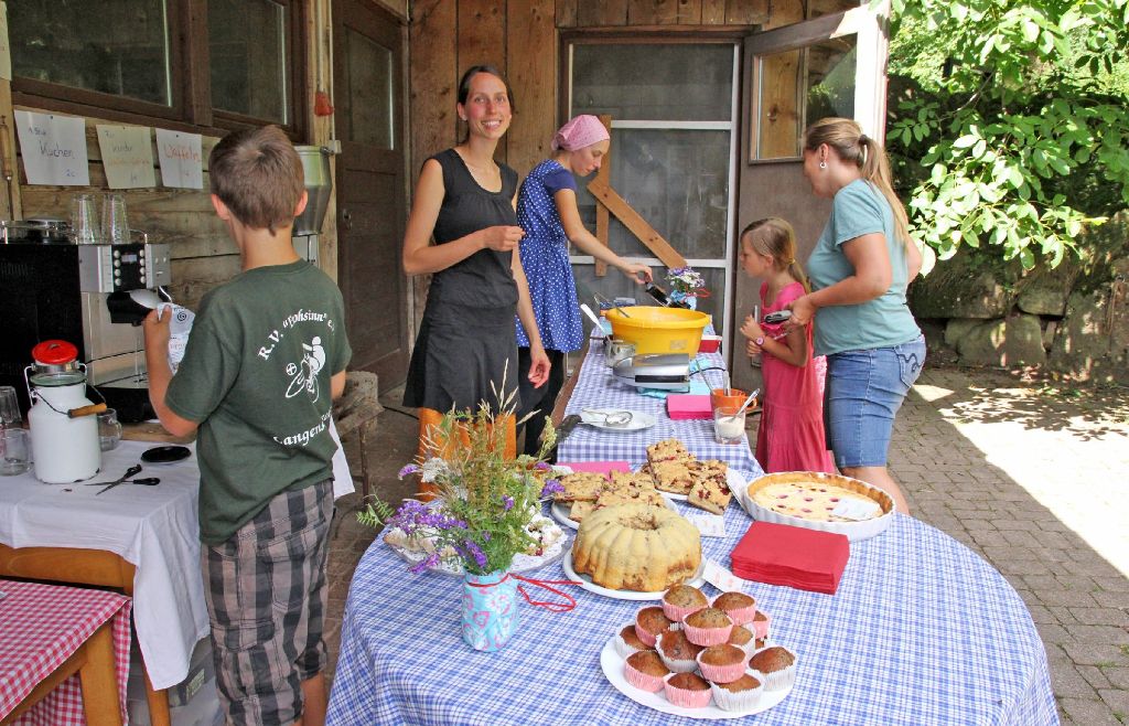 Leckere Kuchen gibt es für die Besucher beim Untermühlbachhof. Fotos: Hübner