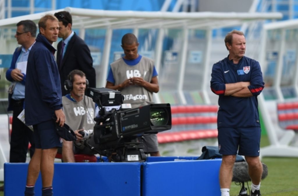 US-Coach Jürgen Klinsmann (links) und sein Berater Berti Vogts (rechts) wollen Bundestrainer Joachim Löw am Donnerstag ein Bein stellen. Foto: dpa