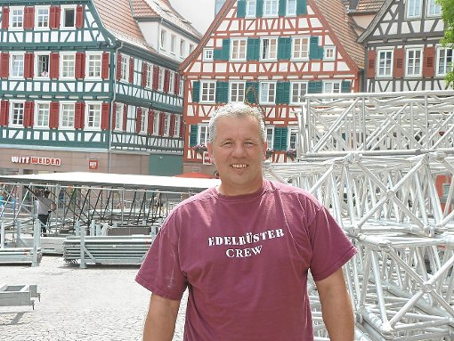Auf dem Calwer Marktplatz hat beim Aufbau für Calw rockt Klaus Schränkler das Sagen. Foto: Bier­mayer