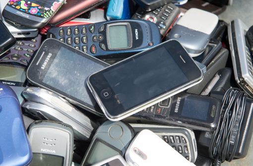 Smartphones sollen in Zukunft leichter zu reparieren sein. Das zumindest ist das Ziel der EU-Kommission mit ihren neuen Plänen zur Kreislaufwirtschaft. Foto: dpa/Maurizio Gambarini