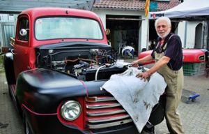 Eugen Maier restauriert aktuell einen rot-schwarzen Ford Modell F1 aus dem Jahr 1949.Fotos: Gauggel Foto: Schwarzwälder Bote