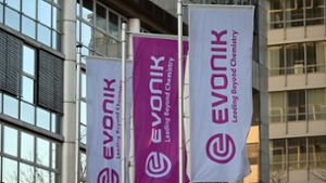Der Chemiekonzern Evonik will Kosten senken. Foto: Federico Gambarini/dpa