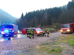 In Gremmelsbach stürzte ein Baum auf eine Oberleitung. Von der Bundesstraße aus versuchten die Einsatzkräfte, an den Unfallort zu gelangen.  Foto: Klossek