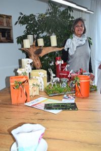 Siggi Geiger zeigt stolz die selbst gefertigten Kerzen und Adventsdekorationen. Der Gesamterlös aus dem Verkauf kommt dem Tübinger Förderverein für krebskranke Kinder zu. Foto: Visel Foto: Schwarzwälder Bote