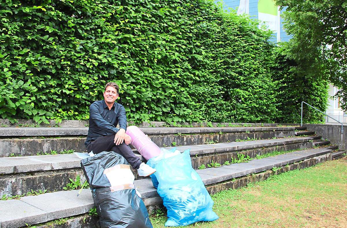 Nur ein Bruchstück von dem Müll, der im September im Garten der Städtischen Galerie an einen Stahlkörper gebaut und künstlerisch verarbeitet wird, zeigt Galerie-Leiter Stephan Rößler vorab. Foto: Kratt