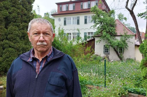 Vom Nachbargrundstück wuchert es in Otto Faulhabers gepflegten Garten herüber. Foto: Günther