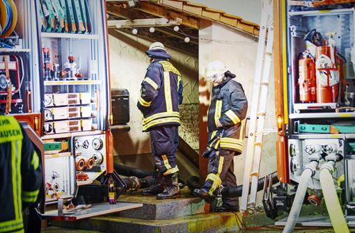 Feuerwehrleute am Eingang der Wohnung,  in der ein  Mann ertrank – sie musste leergepumpt werden. Foto: 7aktuell.de/Simon Adomat