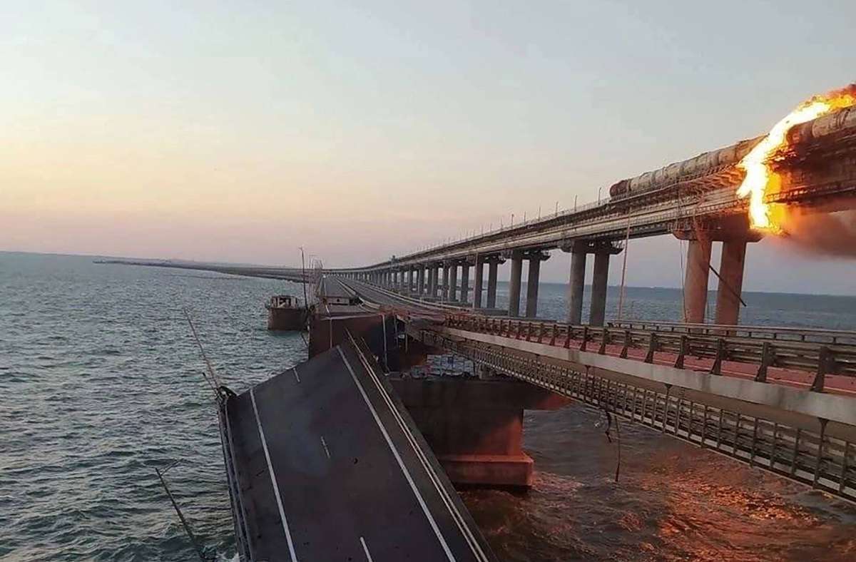 Am Samstag kam es zu Explosionen auf der Krim-Brücke. Sie ist eine wichtige Verbindung zwischen dem russischen Festland und der von Russland annektierten Schwarzmeer-Halbinsel Krim. Foto: IMAGO/UPI Photo/IMAGO/Security Service of Ukraine
