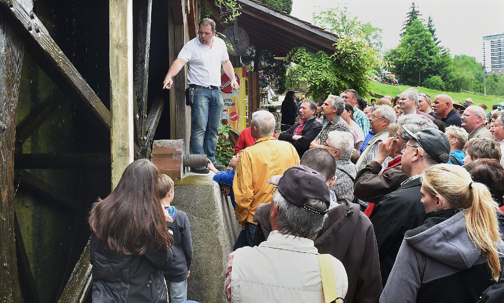 Bernd Schittenhelm in seinem Element: Er kann den Besuchern viel über das Wasserrad der Mönchhofsägmühle erzählen. Fotos: Hopp Foto: Schwarzwälder-Bote