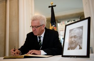 Vor acht Tagen hat sich Winfried Kretschmann ins Kondolenzbuch für Lothar Späth eingetragen. Am Mittwoch spricht der Ministerpräsident beim Staatsakt zu Ehren Späths. Foto: dpa