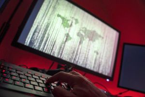 Ein Mann sitzt am Rechner – die weltweiten Datenströme im Blick. Cybercrime ist längst ein globales Thema. Foto: Armer