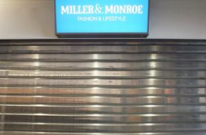 Das Schild hängt noch, aber die  Jalousie ist unten: Miller & Monroe hat dicht-gemacht.  Foto: Kistner
