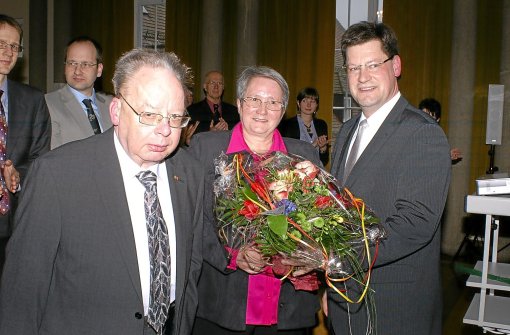 OB Julian Osswald (rechts) würdigte das Wirken von Otto Dewitz und überreichte seiner Frau Wiltrud Blumen Fotos: Breitenreuter Foto: Schwarzwälder-Bote