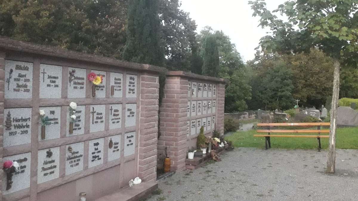 Diskussion im Gemeinderat: Urnenwandschmuck auf dem Schiltacher Friedhof weiter erlaubt