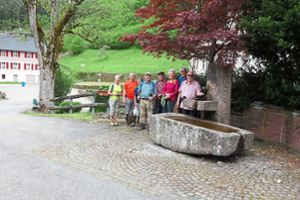 Von zahlreichen Zeugnissen der Vergangenheit erführen die Teilnehmer der jünsten Wochentagswanderung des Schwarzwaldvereins bei Schenkenzell. Foto: Koch Foto: Schwarzwälder-Bote