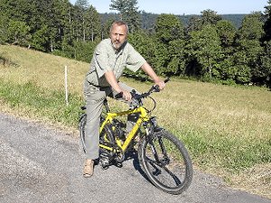 So kennt man Kurseelsorger Hans-Jörg Hyneck: Wann immer es geht, fährt er mit dem Fahrrad anstatt dem Auto. Foto: Glaser Foto: Schwarzwälder-Bote