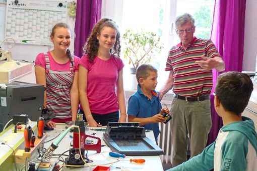 Gerhard Seeger beim Techniktag in der Elektronik-Werkstatt im Jugendhaus mit jungen Elektronikern. Foto: Bechtle Foto: Schwarzwälder Bote