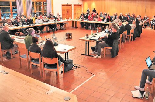 Circa 90 Zuhörer wohnten der Gemeinderatssitzung im großen Saal des Haus des Gastes in Alpirsbach bei. Foto: Hering