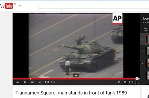 Ein Mann steht auf dem Platz des Himmlischen Friedens vor einem Panzer – eine Originalaufnahme. Foto: Screenshot Youtube/AP Archive