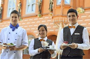Gastronomie-Praktikanten bei der Arbeit in Goslar. Sie haben es gut erwischt, viele werden aber als billige Arbeitskräfte ausgenutzt. Foto: dpa