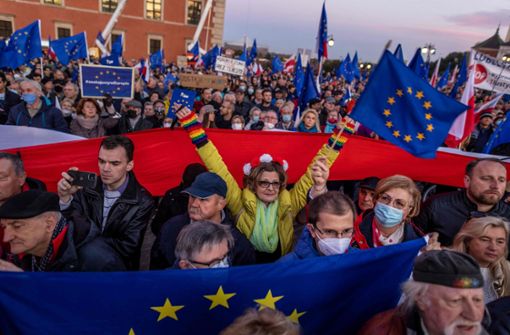 In Polen demonstrieren am Wochenende Tausende von Menschen dafür, dass Polen sich nicht weiter von der Europäischen Union entfernt. Foto: AFP/WOJTEK RADWANSKI