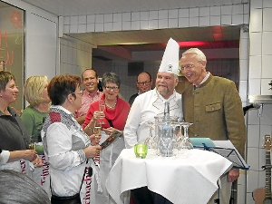 Anerkennung zollte Hotelier Christian Scheidt (rechts) seinem Küchenchef Thomas Kling bei dessen 30-jährigem Betriebsjubiläum im Bad Teinacher Hotel. Foto: Stocker