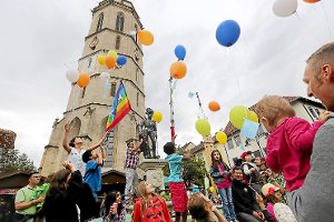 Fest der Kulturen in Balingen: Bunte Luftballons steigen auf dem Marktplatz auf. Archiv-Foto: Maier Foto: Schwarzwälder-Bote