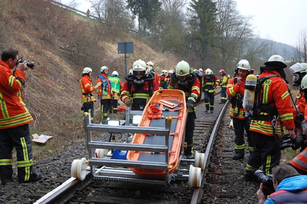 Mit speziellem Rettungswagen auf Schienen machten sich die Atemschutzgruppe aus Schaffhausen zur Bergung in den Tunnel auf den Weg.