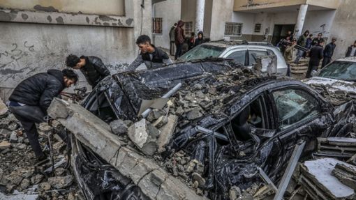 Palästinenser inspizieren zerstörte Fahrzeuge nach einem israelischen Luftangriff. Foto: Abed Rahim Khatib/dpa