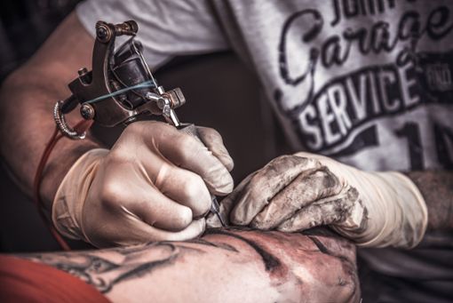 Porträts sind ein beliebtes Tattoo-Motiv. Allerdings stechen nur wenige Tätowierer ein Hitler-Konterfei. Foto: Deviatov Aleksei/ Shutterstock