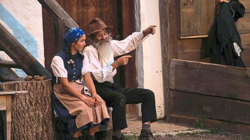 Lehrreich und deftig wird von Laienschauspielern das Leben der Glasergesellschaft aus dem Jostal dargestellt.   Foto: Mauz Foto: Schwarzwälder Bote