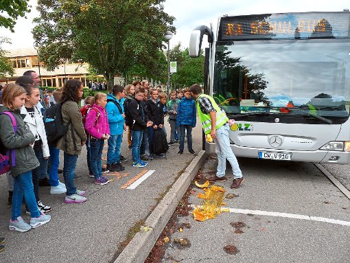 Die Busunternehmen Volz Reisen aus  Hirsau und Teinachtal Reisen aus Neubulach führten am Schulzentrum Althengstett ein Bustraining mit Fünftklässlern durch. Foto: Selter-Gehring Foto: Schwarzwälder-Bote