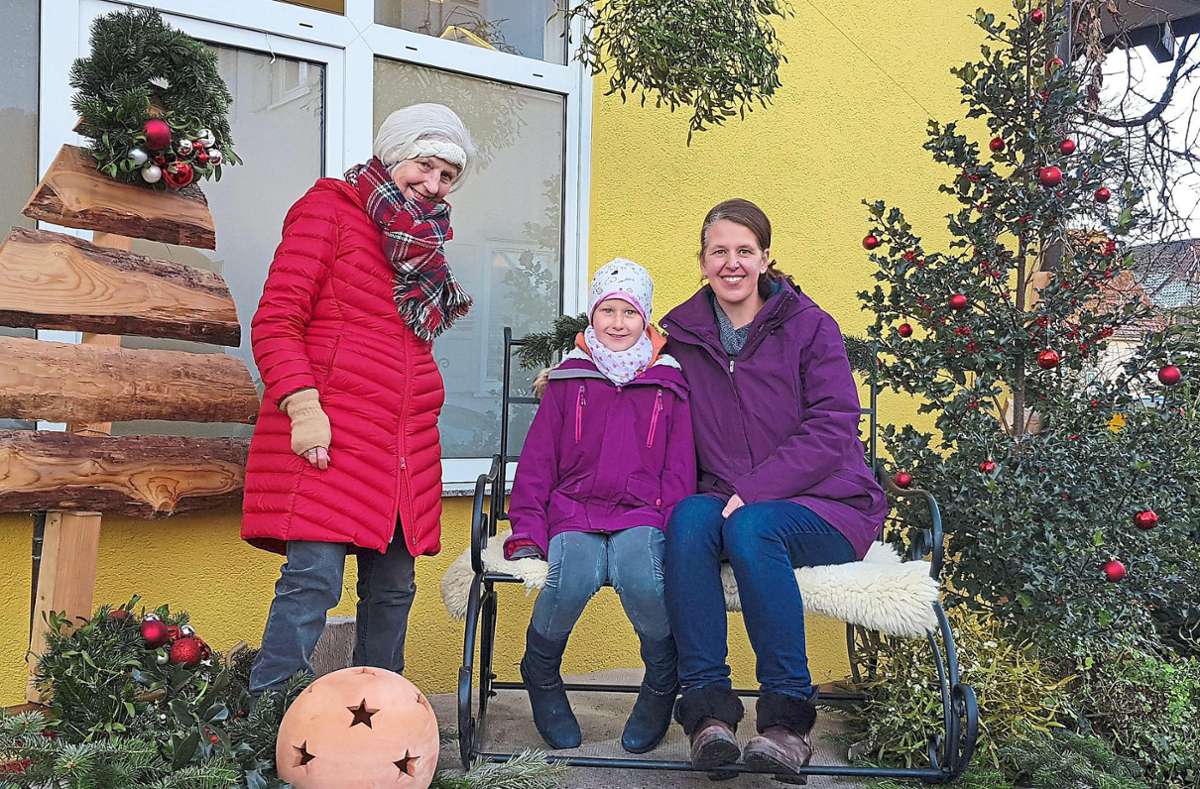 Mit ihrer Mama Stephanie Sandmann (rechts) und Susanne Ammann vom Förderverein für krebskranke Kinder in Tübingen (links) freut sich die neunjährige Pia über die positiven Prognosen ihrer Ärzte. Foto: Tröger
