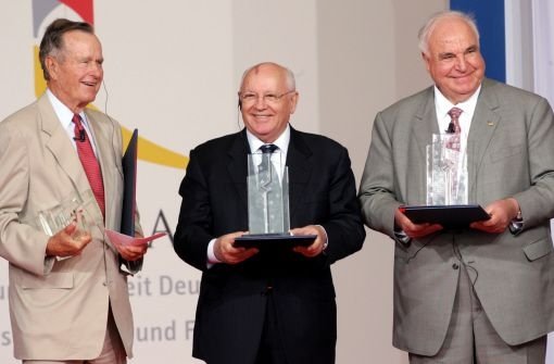 Bereits 2005 erhielten Ex-US-Präsident George Bush, der ehemalige sowjetische Präsident Michail Gorbatschow und Alt-Bundeskanzler Helmut Kohl den Alpha-Preis für ihre Verdienste um die Wiedervereinigung. Foto: AP