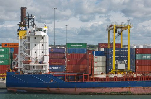 Ein Containerschiff im Hafen von Dublin (Irland), Symbolbild. Foto: IMAGO/Panthermedia/wondry via imago-images.de