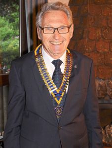 Neuer Präsident des Rotary-Clubs Furtwangen-Triberg ist jetzt Uwe Vollmer. Die Amtskette bekommen die Amtsträger in dieser Funktion stets von ihren Vorgängern überreicht. Foto: Schneider Foto: Schwarzwälder Bote
