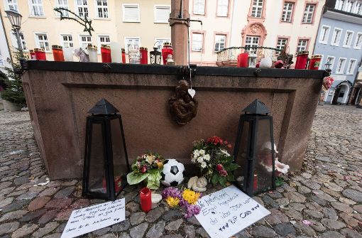 Blumen und Kerzen erinnerten in Endingen 2016 an die ermordete Joggerin. Das Urteil gegen ihren Mörder ist nun rechtkräftig. Foto: dpa