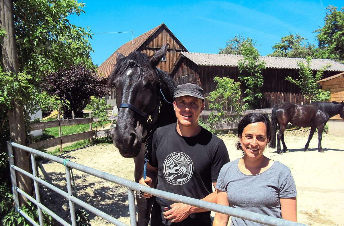 Verena und Daniel Köberle aus Aselfingen mit ihren Pferden auf dem Außengelände ihres Stalles.