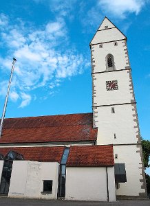 Unser Foto zeigt die Weitinger Pfarrkirche St. Martinus, bei der das Dach stark renovierungsbedürftig ist. Der heutige Gebäudebestand stammt aus der letzten großen Renovierung und Erweiterung der Kirche im Jahr 1986. Foto: Mattenschlager Foto: Schwarzwälder-Bote