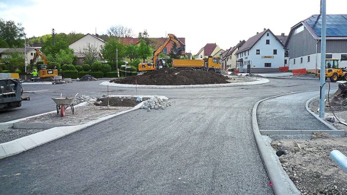 Asphaltarbeiten am Möttlinger Kreisverkehr kommen gut voran