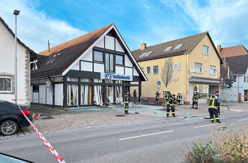 Die Feuerwehr Kappel-Grafenhausen war den ganzen Dienstagvormittag über vor Ort, um bei den Aufräumarbeiten zu helfen. Die Hauptstraße in Grafenhausen war an dieser Stelle bis 11.15 Uhr gesperrt. Foto: Göpfert