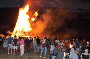 Gewaltig loderte das Feuer am Holzstoß – sehr zur Freude der vielen Zuschauer. Foto: Gegenheimer