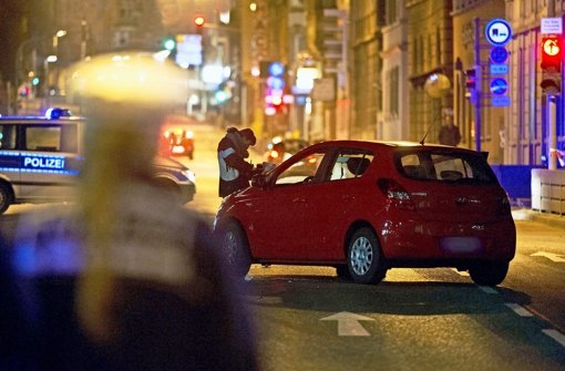 Ein Polizeieinsatz in Stuttgart ist am Mittwochabend eskaliert. Das MEK hatte zwei mutmaßliche Drogendealer observiert, dabei wurde ein Polizist angefahren und die beiden Verdächtigen angeschossen. Foto: dpa