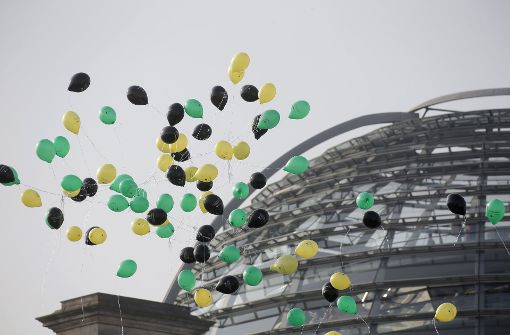 99 Luftballons? Vielleicht sind es auch ein paar weniger, die am Reichstag in den Himmel steigen. Foto: dpa