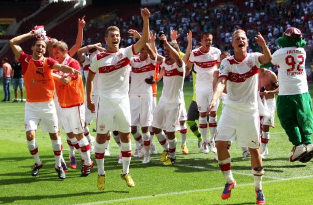 Die Spieler des VfB Stuttgart II feiern in der Mercedes-Benz-Arena den 2:0-Sieg gegen den Karlsruher SC.