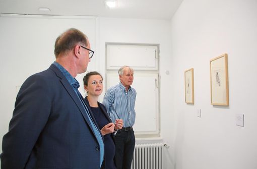 Kuratorin Judith Knippschild erläutert Oberbürgermeister Jürgen Roth (links) die Kunstwerke der Japan-Ausstellung in der Städtischen Galerie in Schwenningen. Foto: Kratt